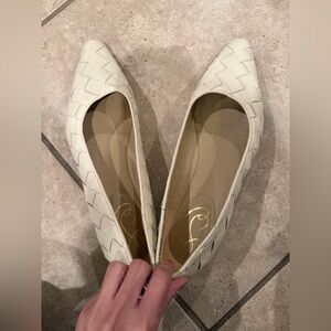 “New”Elegant Cream Woven Flats size9